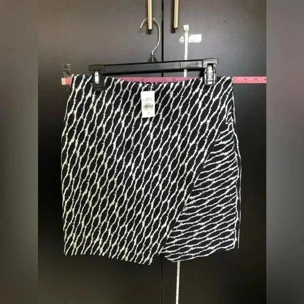 LOFT Center “V” slit define,textured,zipper side,A-Line skirt,navy/white pattern